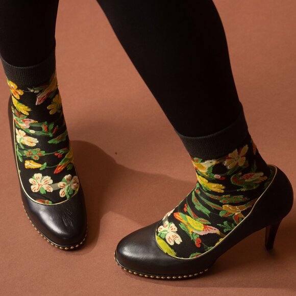 Unique Studded DKNY Leather Heels in Gold - Size 8 - Picture 8 of 9